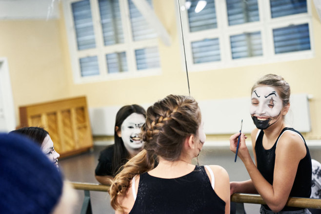 Do It Together is Subtopia's youth programme. Image of a couple of girls painting their faces.